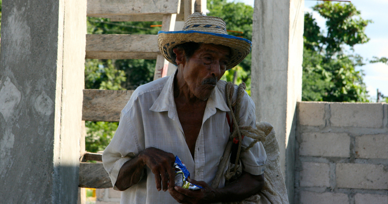 PESSOAS AOS PEDAÇOS
